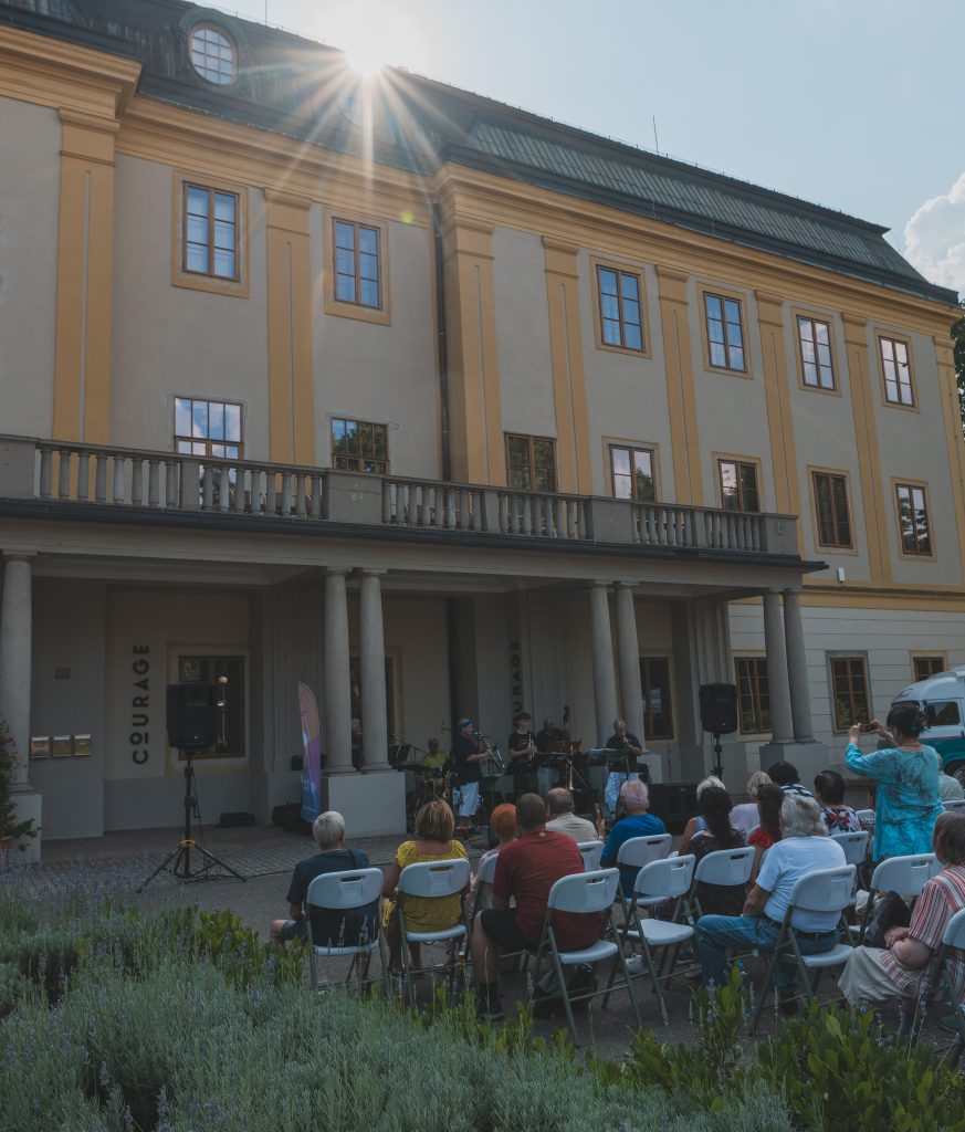 Zámecké léto se Živým Zlínem: Večer v rytmu swingu, pestrá dětská odpoledne, Divadelní letňák i Hudební neděle