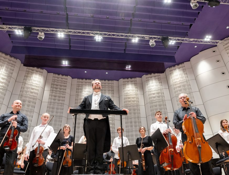 Malým velkým filharmonikům tleskaly vyprodané sály vestoje