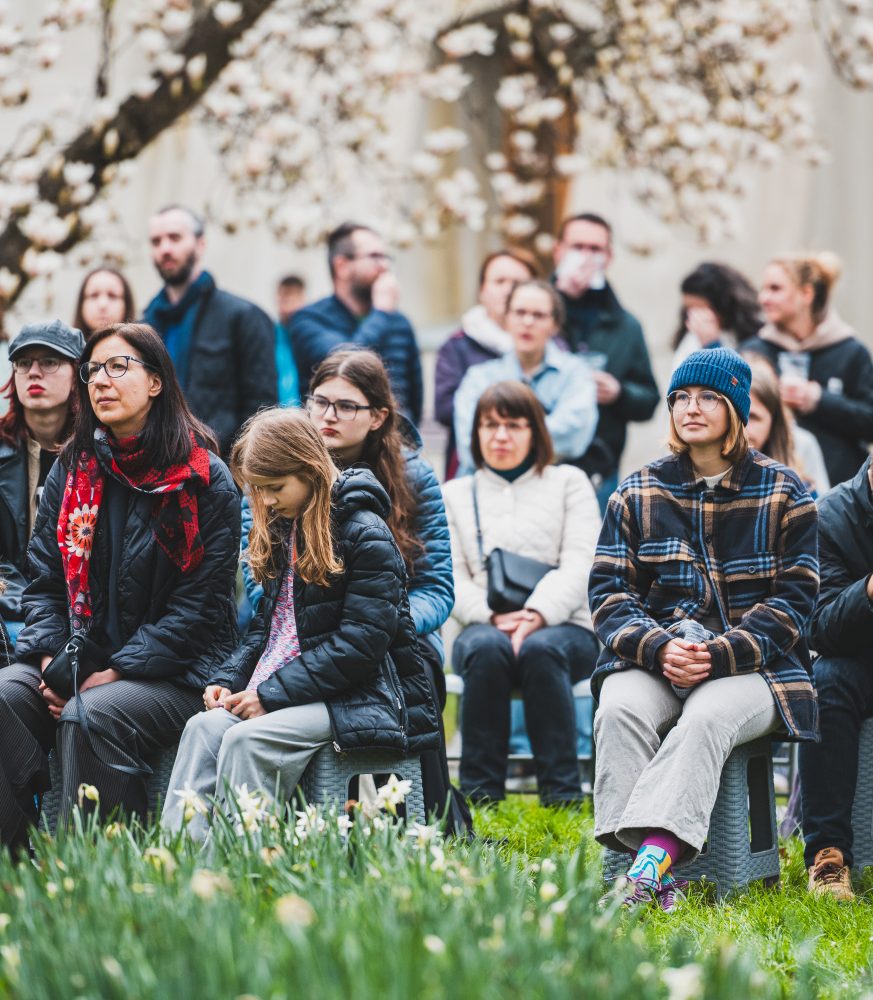 Fotogalerie: Slavnost jara vylákala do sadu stovky lidí