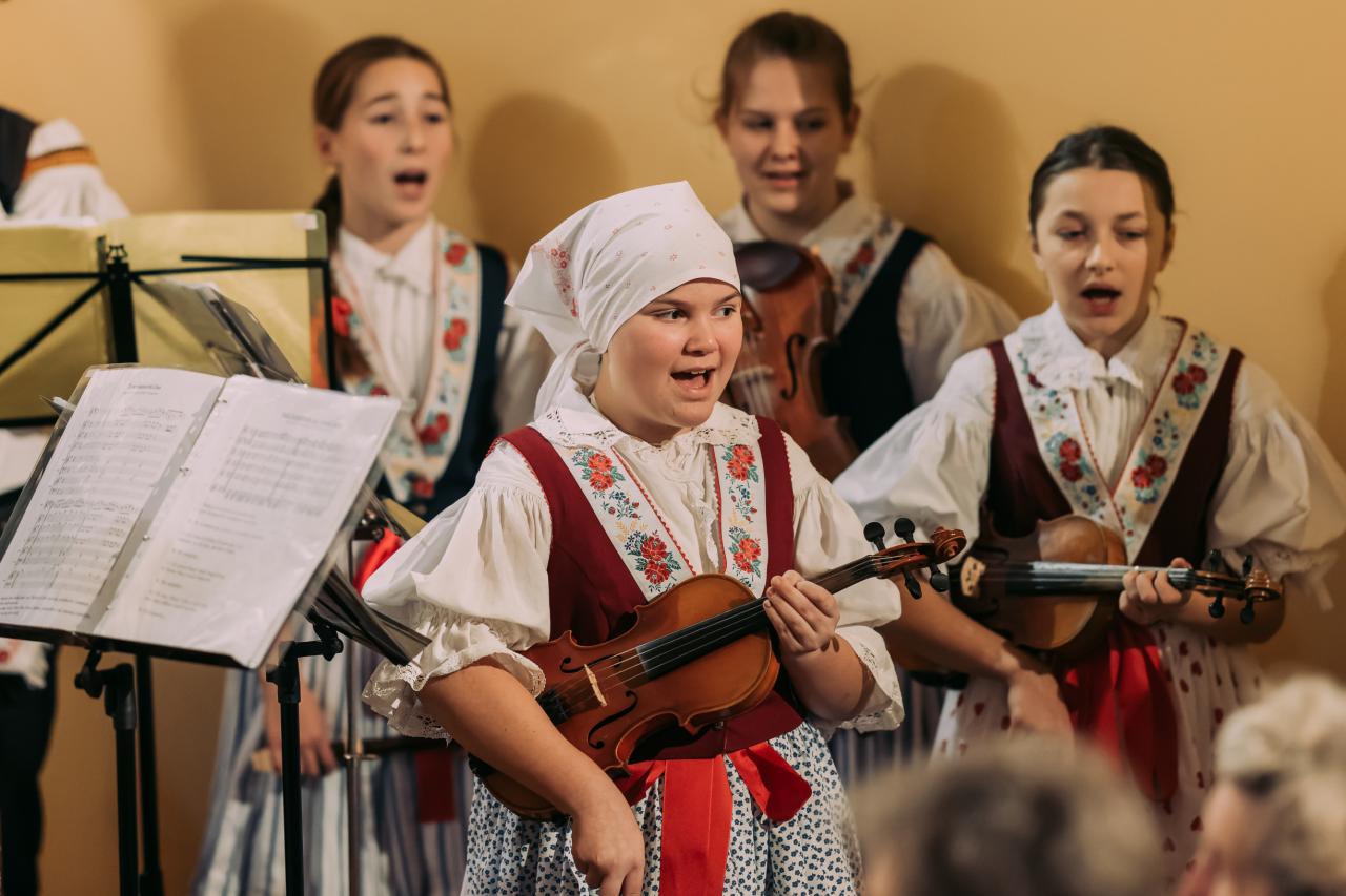 titulní obrazek události 'Vánoční koledování s folklórními soubory'
