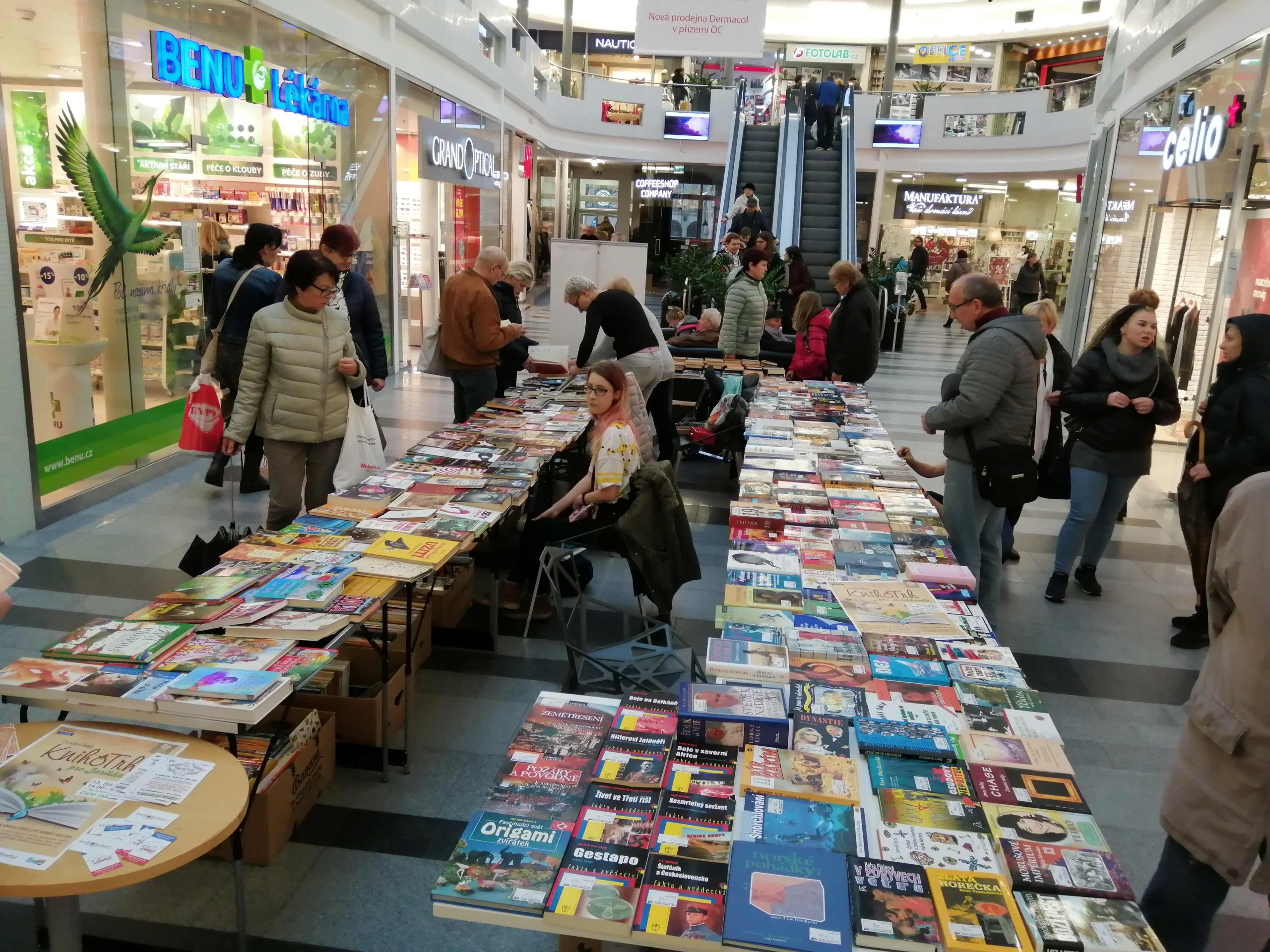 titulní obrazek události 'Charitativní knihotrh ve Zlatém jablku'